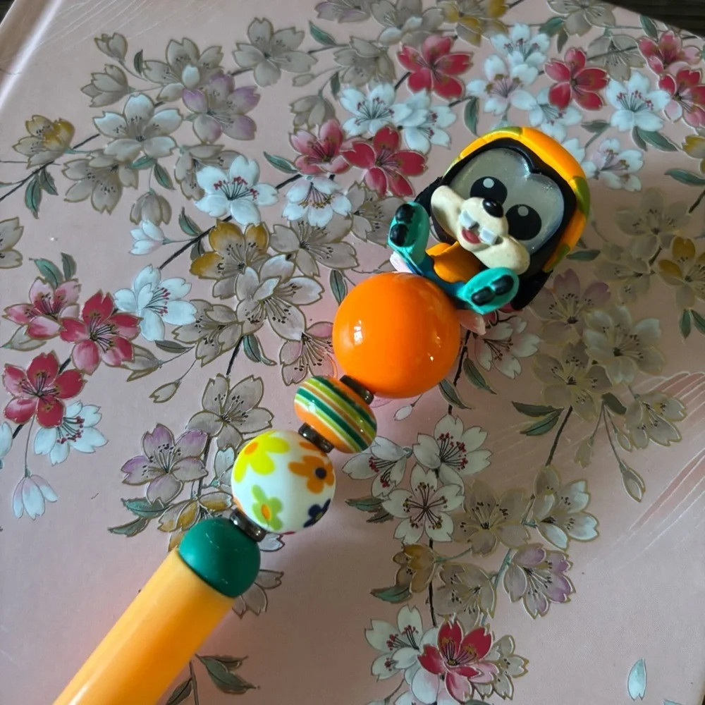 Disney Doorables: Mickey & Friends: Goofy roller skates handmade beaded pen